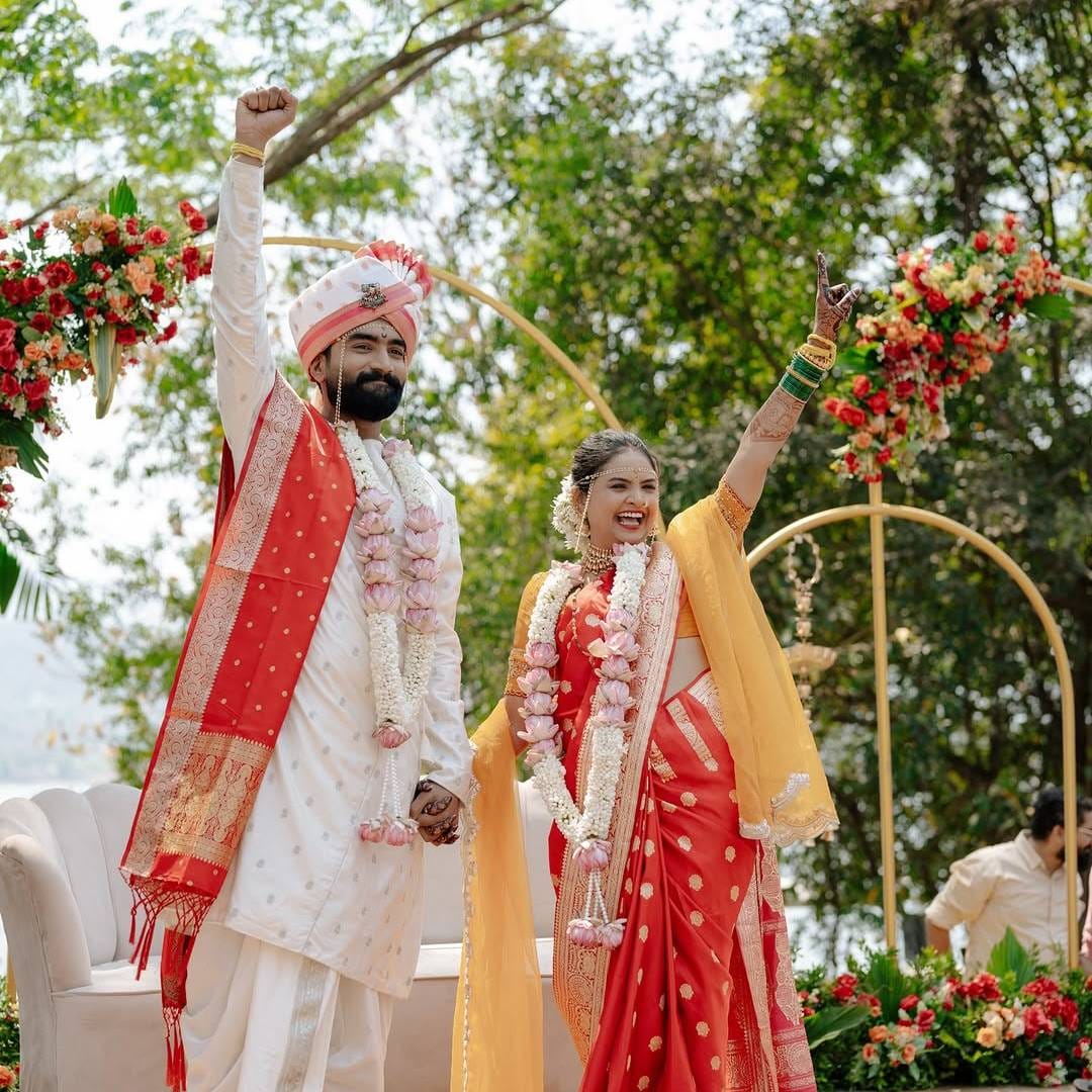 'शाळा' या गाजलेल्या चित्रपटात मुकुंदची भूमिका साकारून प्रेक्षकांची मनं जिंकलेला अभिनेता अंशुमन जोशीने त्याच्या आयुष्याची एक नवी सुरुवात केली आहे. अंशुमनने नुकतीच 'आई कुठे काय करते' या मालिकेत ईशाची भूमिका साकारलेली अभिनेत्री अपूर्वा गोरेशी लग्न केलं आहे. 
