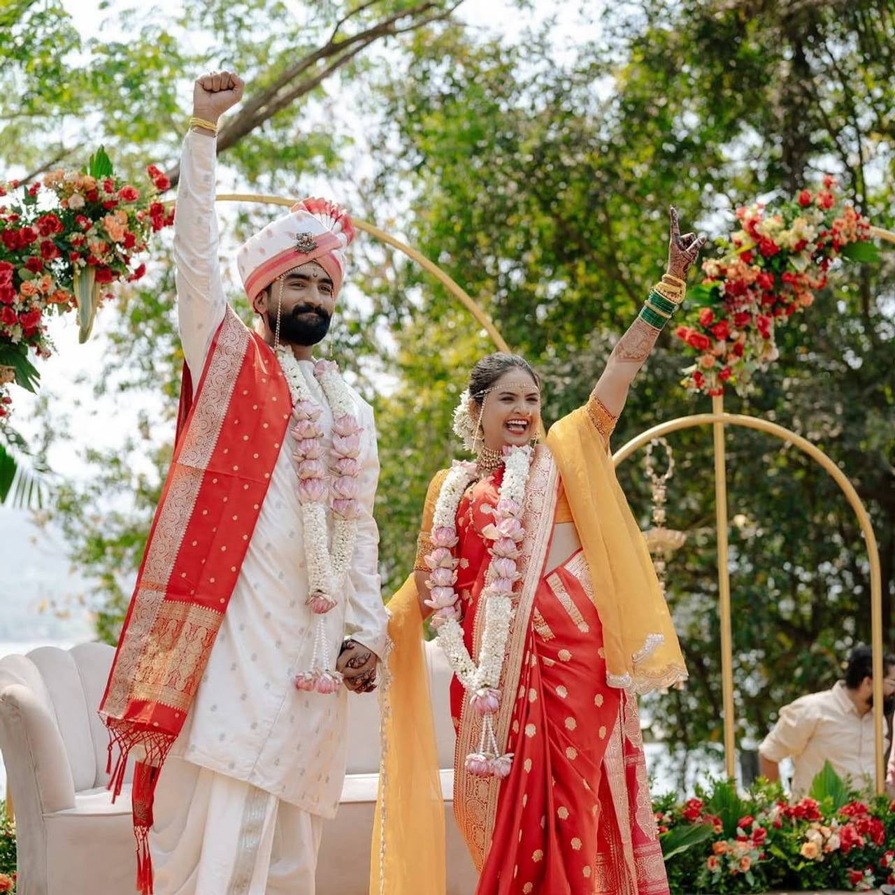 'शाळा' या गाजलेल्या चित्रपटात मुकुंदची भूमिका साकारून प्रेक्षकांची मनं जिंकलेला अभिनेता अंशुमन जोशीने त्याच्या आयुष्याची एक नवी सुरुवात केली आहे. अंशुमनने नुकतीच 'आई कुठे काय करते' या मालिकेत ईशाची भूमिका साकारलेली अभिनेत्री अपूर्वा गोरेशी लग्न केलं आहे. 
