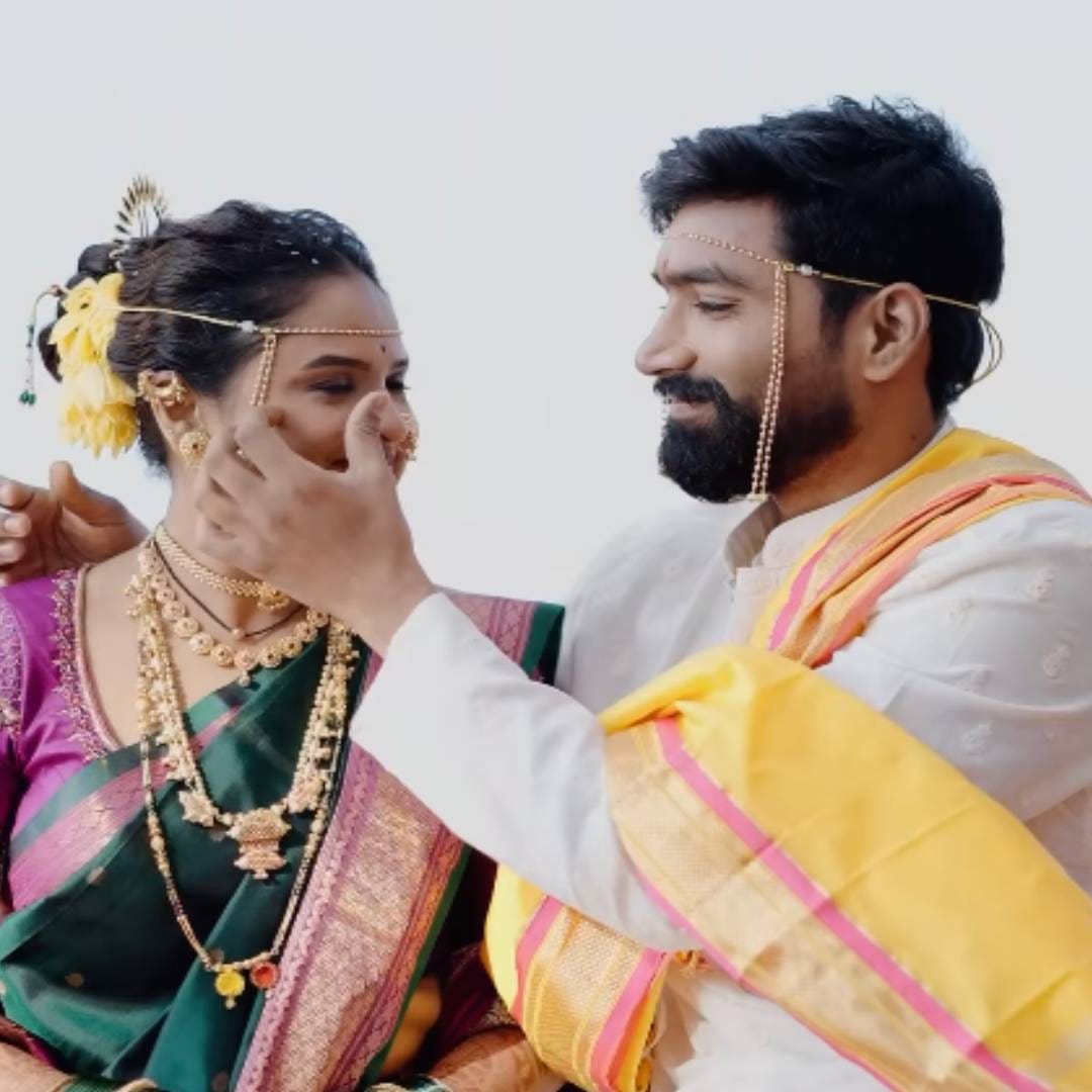 लग्नाच्या विधी सुरू असताना अपूर्वा भावूक झाली होती. तेव्हा अंशुमनने तिच्या डोळ्यातील अश्रू पुसले. आणखी एका फोटोमध्येही रडणाऱ्या अपूर्वाला अंशुमनने आपल्या घट्ट मिठीत घेतलं आहे. 
