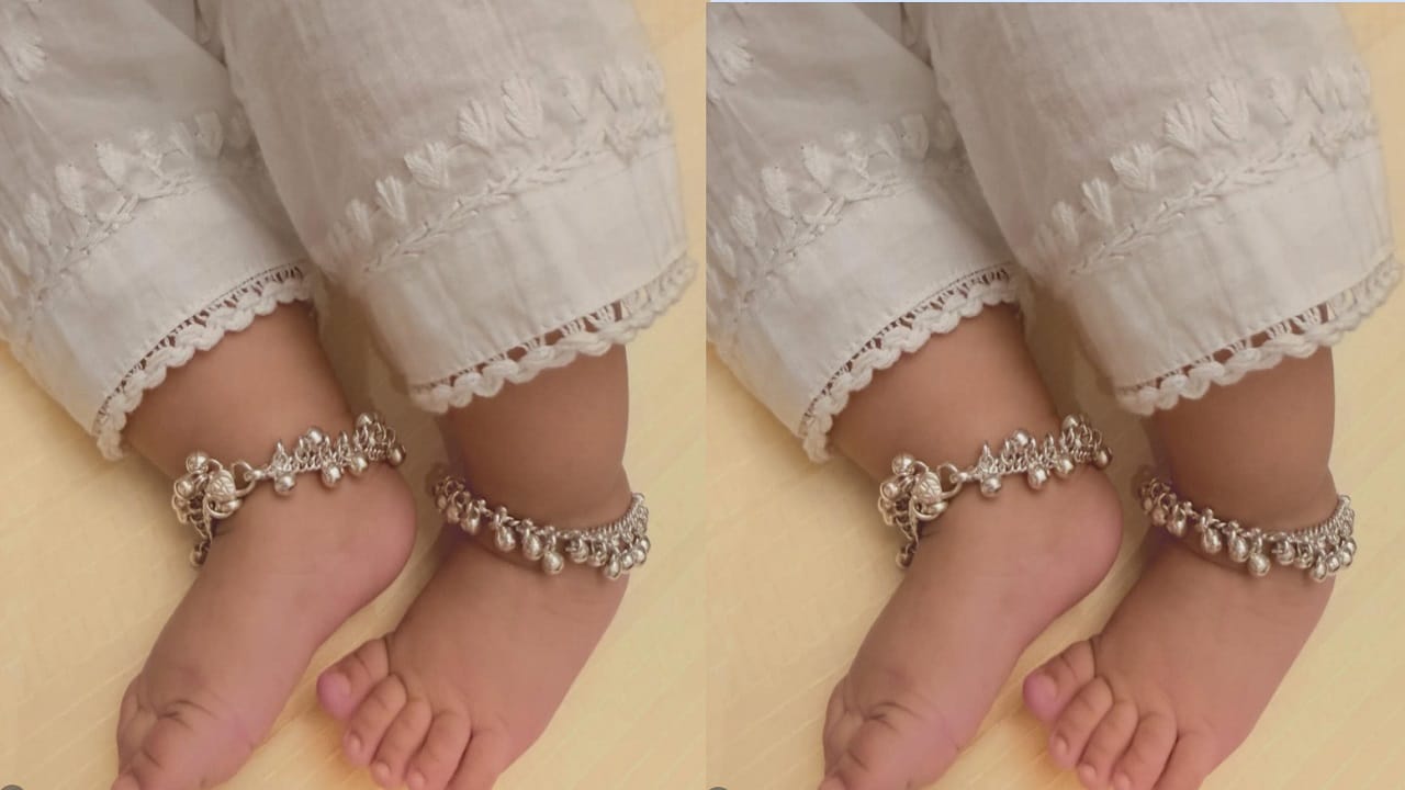 शूरा हिने सिपारा हिच्या पायांचा फोटो पोस्ट केला आहे. ज्यामध्ये सिपारा हिने कुर्ता आणि पायजामा घातला आहे आणि तिच्या पायात पैजण आहे... अनेकांनी फोटोवर लाईक्स आणि कमेंट करत प्रेम व्यक्त केलं आहे. अरबाज आणि शूरा यांनी लेकीसाठी 'नो फोटो पॉलिसी' कायम ठेवली आहे.