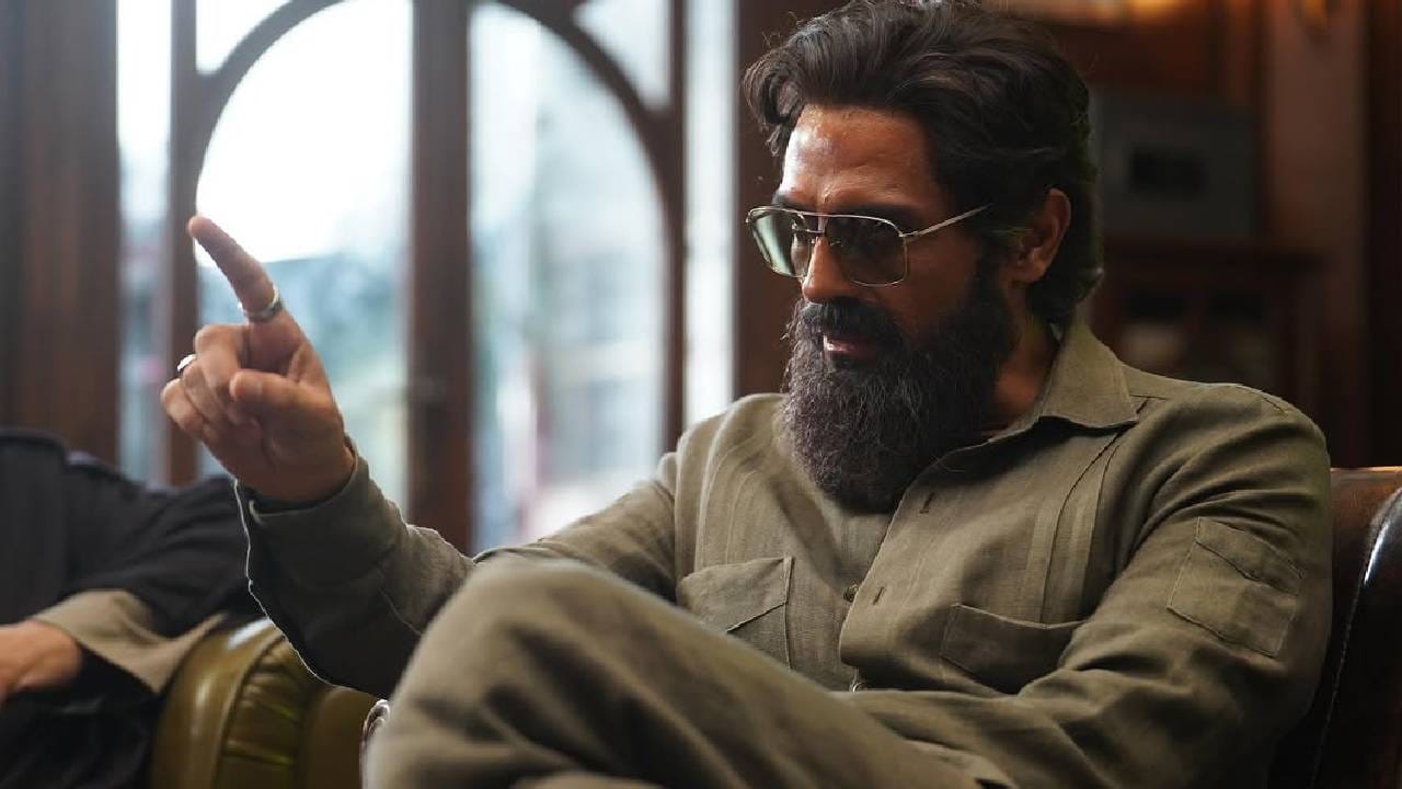 यानंतर व्हिडीओमध्ये संपूर्ण कुटुंबीय मिळून 'मेजर इक्बाल जिंदाबाद'च्या घोषणा देऊ लागतात. या व्हिडीओवर नेटकऱ्यांनी विविध प्रतिक्रिया दिल्या आहेत. 'सत्य कटूच असतं', असं एकाने म्हटलंय. तर 'पाकिस्तानविरोधी आहे हे माहीत असतानाही कशाला बघितलं', असा सवाल दुसऱ्याने केला. 
