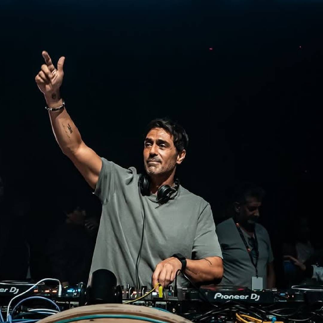 अर्जुनने 'ओम शांती ओम' आणि 'एक अजनबी' या चित्रपटांमध्ये खलनायकी भूमिका साकारल्या. फिल्मी करिअर सुरू करण्यापूर्वीच त्याने 1998 मध्ये मेहर जेसिया या यशस्वी मॉडेलशी लग्न केलं होतं. या दोघांना महिका आणि मायरा या दोन मुली आहेत. 
