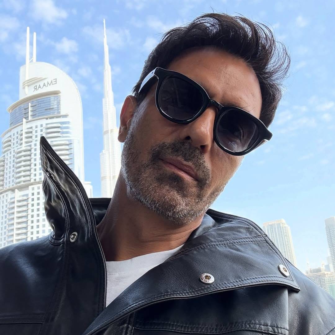 एका पार्टीमध्ये दिवंगत फॅशन डिझायनर रोहित बालने अर्जुन रामपालला पाहिलं आणि त्यानेच त्याचं मॉडेलिंग करिअर घडवण्यात मदत केली. अर्जुनने 'मोक्ष' हा चित्रपट आधी साइन केला होता, परंतु त्याचं प्रॉडक्शन लांबवलं गेलं. त्यादरम्यान 2001 मध्ये त्याचा 'प्यार इश्क और मोहब्बत' हा चित्रपट प्रदर्शित झाला. 
