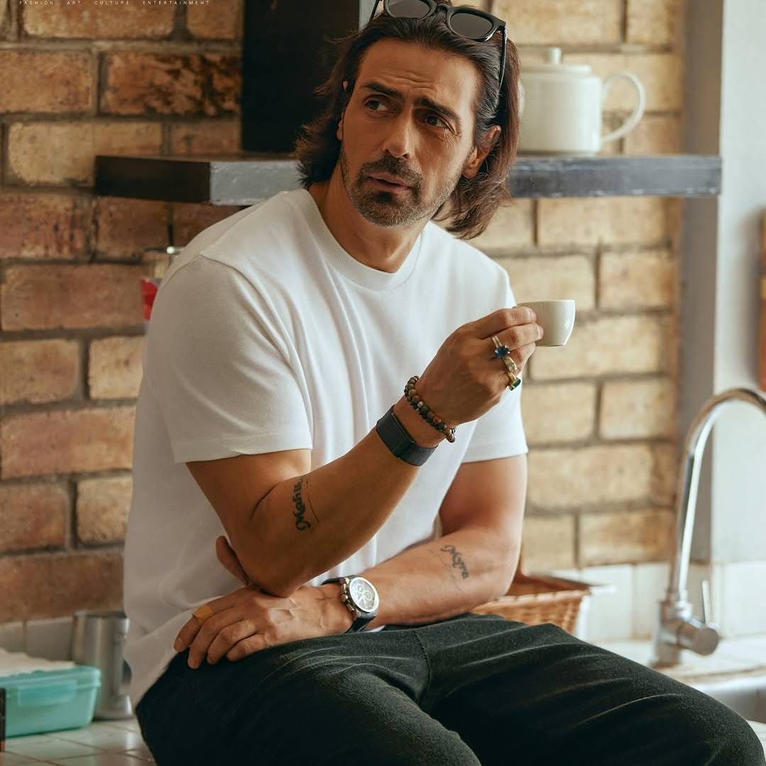 वयाच्या 53 व्या वर्षीही तरुण अभिनेत्यांना लाजवेल असं अर्जुनचं फिटनेस आहे. अर्जुनला बॉलिवूडमध्ये सुपरस्टार इतका स्टारडम मिळाला नसला तरी त्याची लोकप्रियता प्रचंड आहे. फिल्म इंडस्ट्रीत पदार्पण करण्यापूर्वी तो मॉडेलिंग करत होता. 
