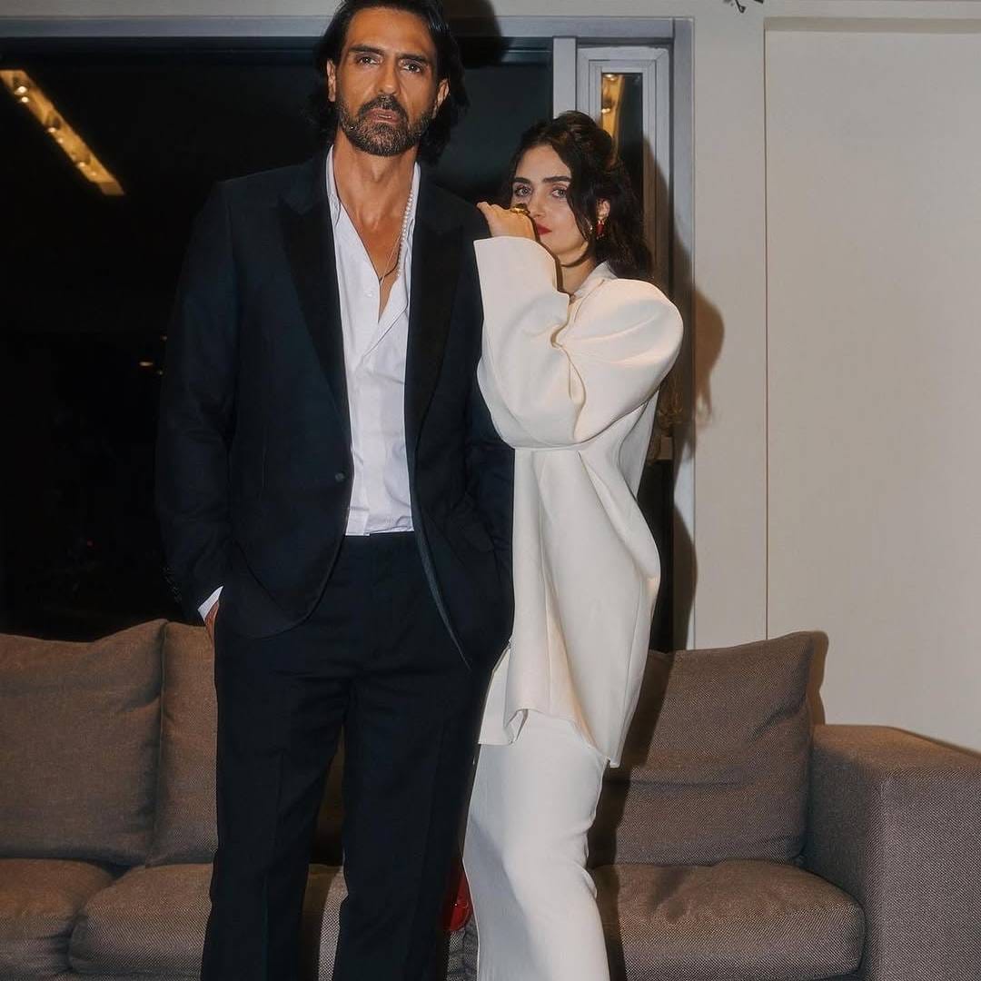 अर्जुन आणि मेहर यांचा 2019 मध्ये घटस्फोट झाला आणि त्यानंतर दोघी मुली आईसोबत राहू लागल्या. घटस्फोटानंतर अर्जुन साऊथ आफ्रिकन मॉडेल गॅब्रिएला डिमिट्रियाडेसला डेट करू लागला. गॅब्रिएला ही अर्जुनपेक्षा 15 वर्षांनी लहान आहे. हे दोघं सध्या लिव्ह-इन रिलेशनशिपमध्ये राहत आहेत. 
