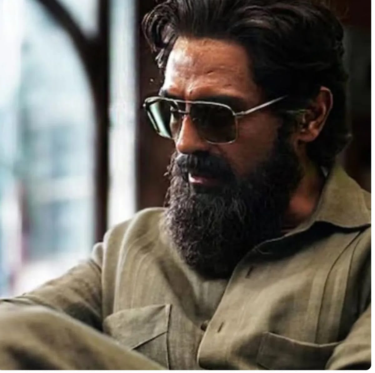 बातम्यानुसार अभिनेता अर्जून रामपाल याला मेजर इक्बालचा रोल करण्यासाठी एक कोटी रुपयांची फी मिळाली आहे. तर चौधरी असलमच्या रोलसाठी संजय दत्तला १० कोटी रुपये देण्यात आले आहेत. तर अजय संन्याल रोलसाठी आर.माधवन याला ९ कोटी रुपये देण्यात आले आहेत.