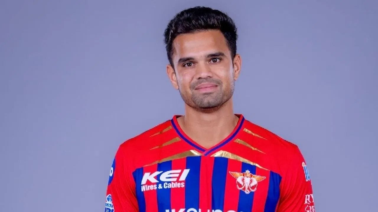 अर्जुन तेंडुलकर गेल्या चार ते पाच सिझनपासून आयपीएल खेळत आहे. आधी तो मुंबई इंडियन्समध्ये होता. आता तो लखनऊ सुपर जायंट्स या टीममधून खेळतो. त्याला सुरुवातीला 20 लाख पगार मिळत होता. आणि या वेळेच्या एका आयपीएल सिझनसाठी त्याला 30 लाख सॅलरी मिळेल.  (Photo: Instagram)