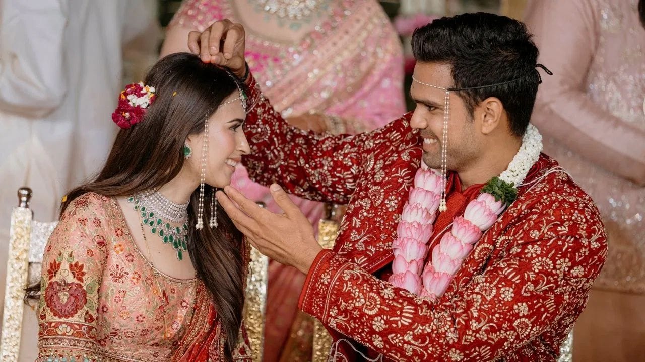  मास्टर ब्लास्टर सचिन तेंडुलकर याचा मुलगा अर्जुन तेंडुलकर याच्या वैवाहिक जीवनाची सुरुवात झाली आहे. अर्जुन तेंडुलकर याचा लग्न मुंबईत गुरुवारीत मुंबईत थाटामाटात पार पडले आहे.अर्जुन याचा विवाह बिझनस घराण्यातील सानिया चंडोक हिच्या संपन्न झाला आहे. (Photo: PTI)