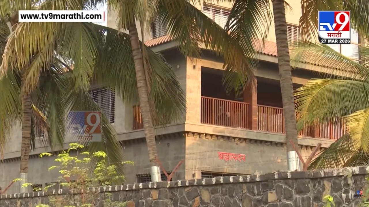 सुमारे १७ एकर क्षेत्रात पसरलेल्या या फार्महाऊसमध्ये आंब्याची मोठी बाग आहे. त्यासोबतच ठिकठिकाणी नारळाची झाडेही पाहायला मिळतात. तसेच या ठिकाणी मोर आणि लांडोर असल्याचेही बोललं जाते. या फार्महाऊसच्या परिसरात चालण्यासाठी आणि वावरण्यासाठी काही ठिकाणी पेव्हर ब्लॉकचा वापर करण्यात आला आहे.