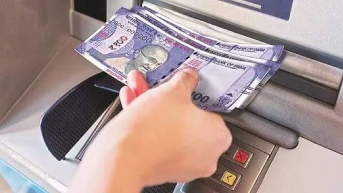 ATM चा महत्त्वाचा नियम बदलला, आता थेट खिशाला बसणार झळ; नवा नियम काय?