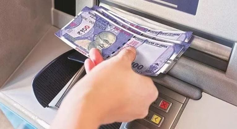 मार्च महिना आता संपत आला आहे. आता लवकरच एप्रिल महिना चालू होणार आहे. दरम्यान या 1 एप्रिल रोजी बँकेचे काही नियम बदलणार आहे. या बदललेल्या नियमामुळे तुमच्या खिशावरही परिणाम होऊ शकतो. 