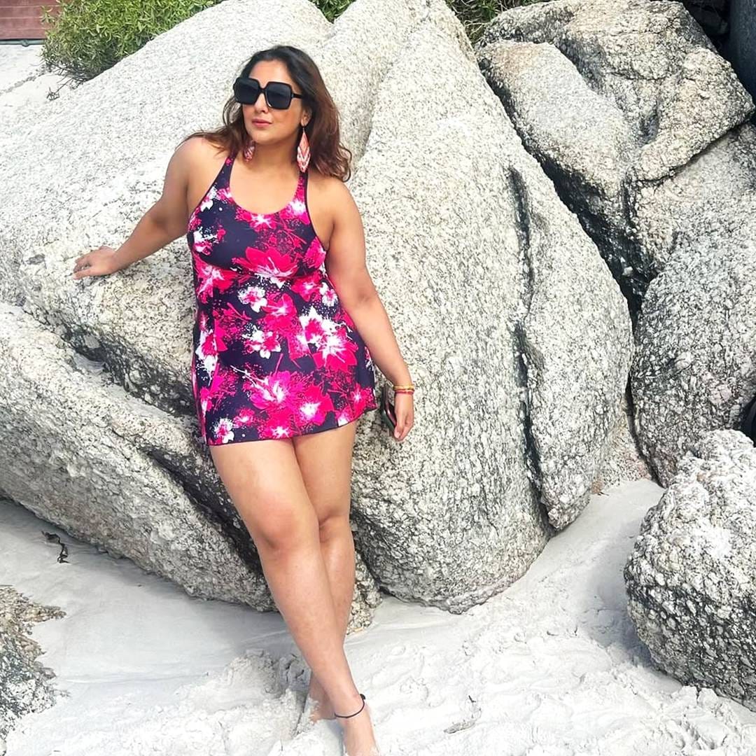 रिद्धिमा पती श्रेय सोबत तिचं आयुष्य पुरेपूर एन्जॉय करते, जसं की उद्या कोणी पाहिलय. रिद्धिमाच्या फोटोजवरुन तिच्या कूल लाइफस्टाइलचा अंदाज दिसून येतो. राकेश बेदी यांचं त्यांच्या दोन्ही मुलींवर विशेष प्रेम आहे. मुलींना सुद्धा वडिलांच्या यशाचा अभिमान आहे. रिद्धिमा वडिलांप्रमाणे अभिनयाच्या क्षेत्रात स्वत:चा धाक निर्माण करु शकली नाही. पण कॅमेऱ्यासमोर ती कॉन्फिडेंसने वावरते.      