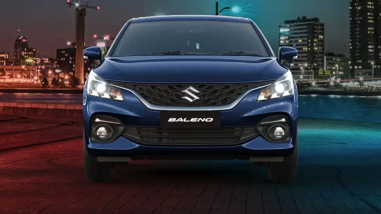 Baleno : बलेनो तिच्या प्रीमियम लूक आणि प्रशस्त केबिनसाठी ओळखली जाते. या कारमध्ये 360-डिग्री कॅमेरा आणि हेड्स-अप डिस्प्ले (HUD) सारखी आधुनिक फीचर्स मिळतात. या कारची एक्स-शोरूम किंमत 5.99 लाखांपासून सुरू होते.
