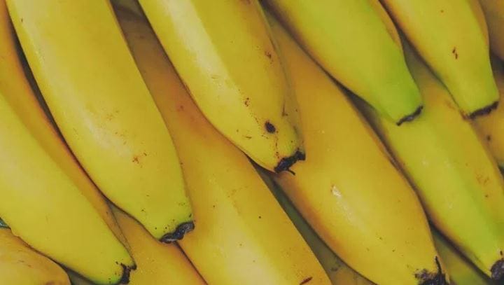 तुम्ही चित्रपटात किंवा बाजारात अनेकदा एखादी व्यक्ती केळीच्या सालीवर घसरताना पाहिली असेल. कधीकधी तुमच्यासोबतही ही घटना घडलेली असेलच. परंतु हे नेमकं का होतं? यामागचं कारण तुम्हाला माहिती आहे का? 