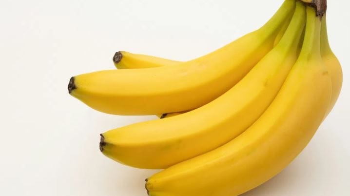 केळीच्या सालीच्या वर जेलसारखा द्रवपदार्थ असतो. जेव्हा तुमचा पाय केळीवर पडतो, तेव्हा तुमच्या ओझ्याने हा द्रवपदार्थ केळीच्या सालीतून बाहेर येतो. त्यामुळे घर्षण आणखी कमी होते. 