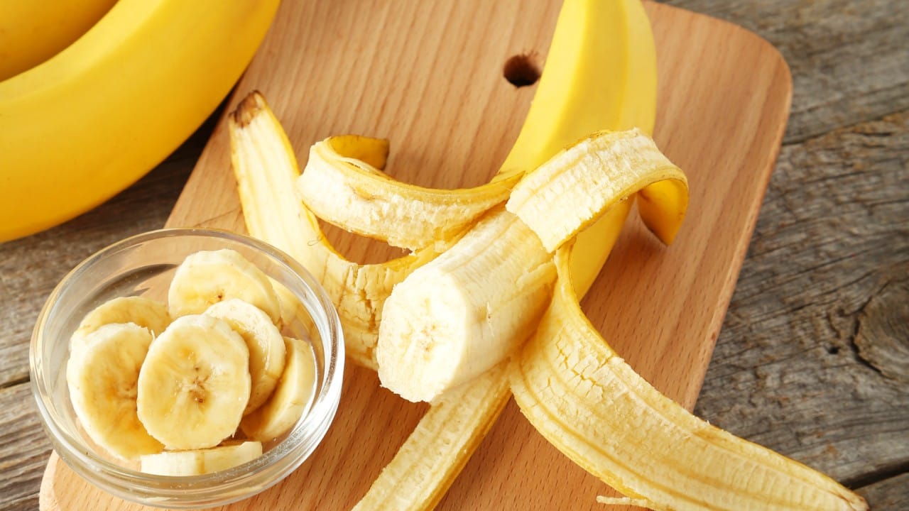 केळीमध्ये पोटॅशियमचे प्रमाण भरपूर असते. ज्यांचे मूत्रपिंड कमकुवत आहे, त्यांना शरीरातील अतिरिक्त पोटॅशियम बाहेर टाकण्यास अडचण येते. अशा लोकांनी केळी खाल्ल्याने किडनीवर ताण येऊ शकतो.