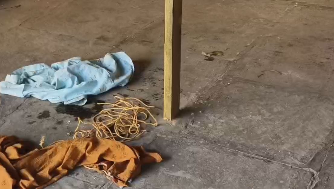 बीडच्या पिंपळनेर पोलीस स्टेशन हद्दीतील एका गावात ही घटना घडली आहे. मिळालेल्या माहितीनुसार पडीत विवाहित तरुणी ही अल्पवयीन आहे. तिला मध्यरात्री घरातून उचलून नेत तिच्यावर नदीपात्रात अत्याचार केला. 