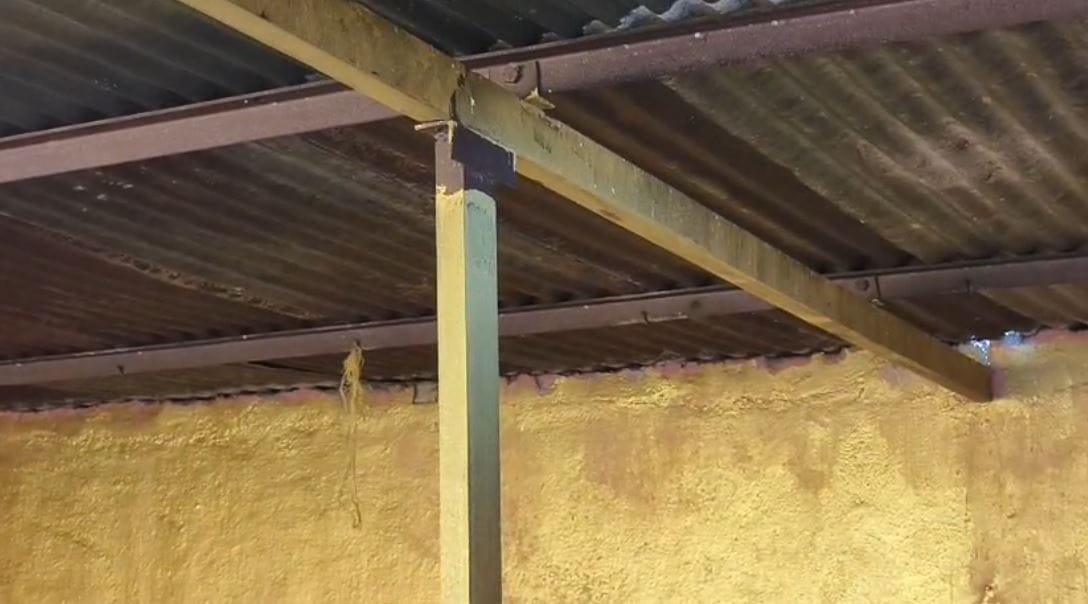 बीड : पिंपळनेर पोलीस ठाण्याच्या हद्दीतील एका गावात विवाहित तरुणीवर अत्याचार करून तिला चावडीवर बांधल्याचा धक्कादायक प्रकार समोर आला आहे. ही घटना समोर आल्यानंतर एकच खळबळ उडाली आहे.  