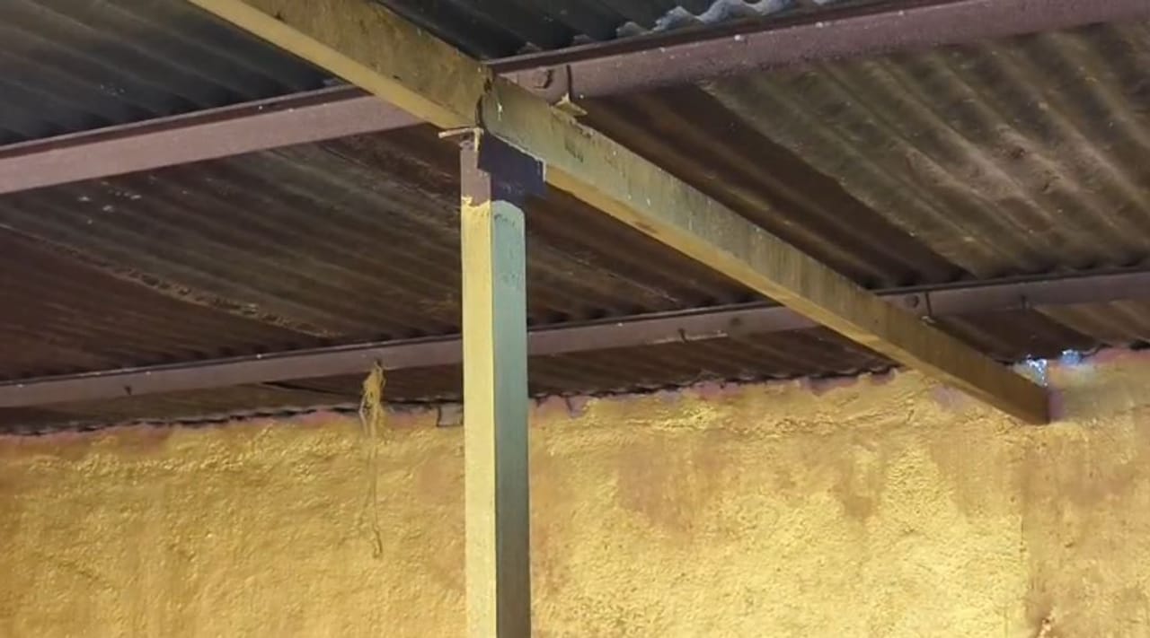 बीड : पिंपळनेर पोलीस ठाण्याच्या हद्दीतील एका गावात विवाहित तरुणीवर अत्याचार करून तिला चावडीवर बांधल्याचा धक्कादायक प्रकार समोर आला आहे. ही घटना समोर आल्यानंतर एकच खळबळ उडाली आहे.  