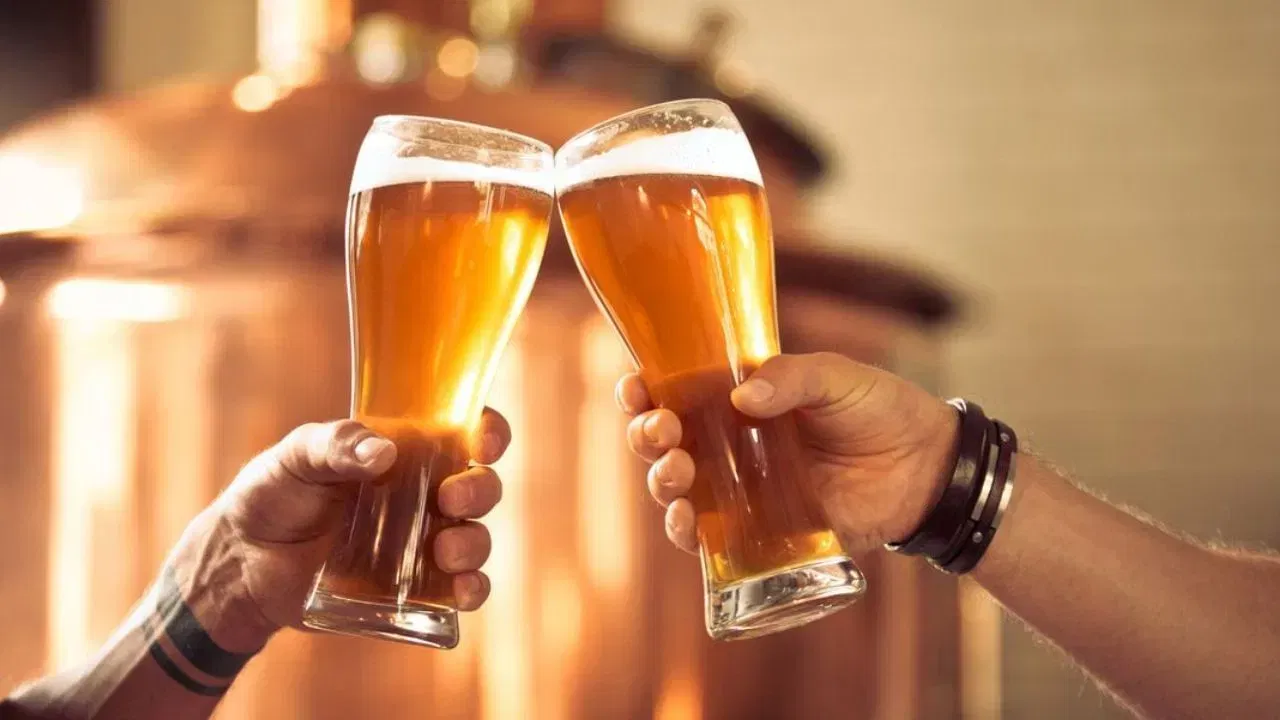 दारू पिण्यापेक्षा बिअर पिणं चांगलं असतं, तसंच यामुळे आरोग्यावर दुष्परिणाम होत नाही, असं काही लोकांना वाटतं. सामान्यपणे बिअरमध्ये चार ते पाच टक्के अल्कोहोल असते. पण काही ब्रँड्सच्या बिअरमध्ये दारूप्रमाणे अल्कोहोल असतं. रोज मोठ्या प्रमाणात लोक बिअरचे एक ते दोन कॅन पितात. यामुळे आरोग्यावर कोणताही दुष्परिणाम होणार नाही, असं त्यांना वाटतं. अनेक लोक रोज बिअरचे बरेच कॅन पितात. एका दिवसांत किती बिअर पिणं सुरक्षित असतं, याबाबत जाणून घेऊया...