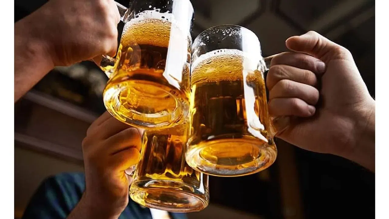 बिअरमध्ये दारूच्या तुलनेत अल्कोहोल कमी असते. पण आपल्या शरीरासाठी अल्कोहोलचे कितीही प्रमाण सुरक्षित नसते. लिव्हरच्या आरोग्यासाठी बिअर पिणं योग्य नाही. ज्या व्यक्तींना लिव्हरशी संबंधित समस्या आहे, त्यांनी बिअर पिऊ नये. यामुळे लिव्हर खराब होऊ लागते. जास्त प्रमाणात बिअर प्यायल्याने डायबेटीसच्या रुग्णांमध्ये ब्लड शुगरच्या पातळीत चढ-उतार होऊ शकते. तसेच पोटाशी संबंधित अनेक समस्या निर्माण होऊ शकतात. आरोग्यासाठी बिअर चांगली नाही. त्यामुळे लोकांनी बिअरपासून दूर राहावे.
