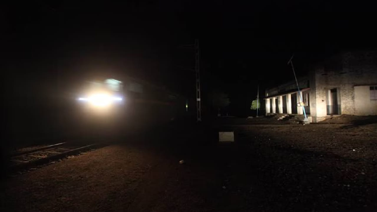 भारतातील असं एक स्टेशन जे भुताटकी स्टेशन म्हणून ओळखले जाते. 42 वर्षे झाली तरी या ठिकाणी कोणतीही रेल्वे थांबत नाही. कुठे आहे हे स्टेशन? काय आहे नेमकं कारण? 