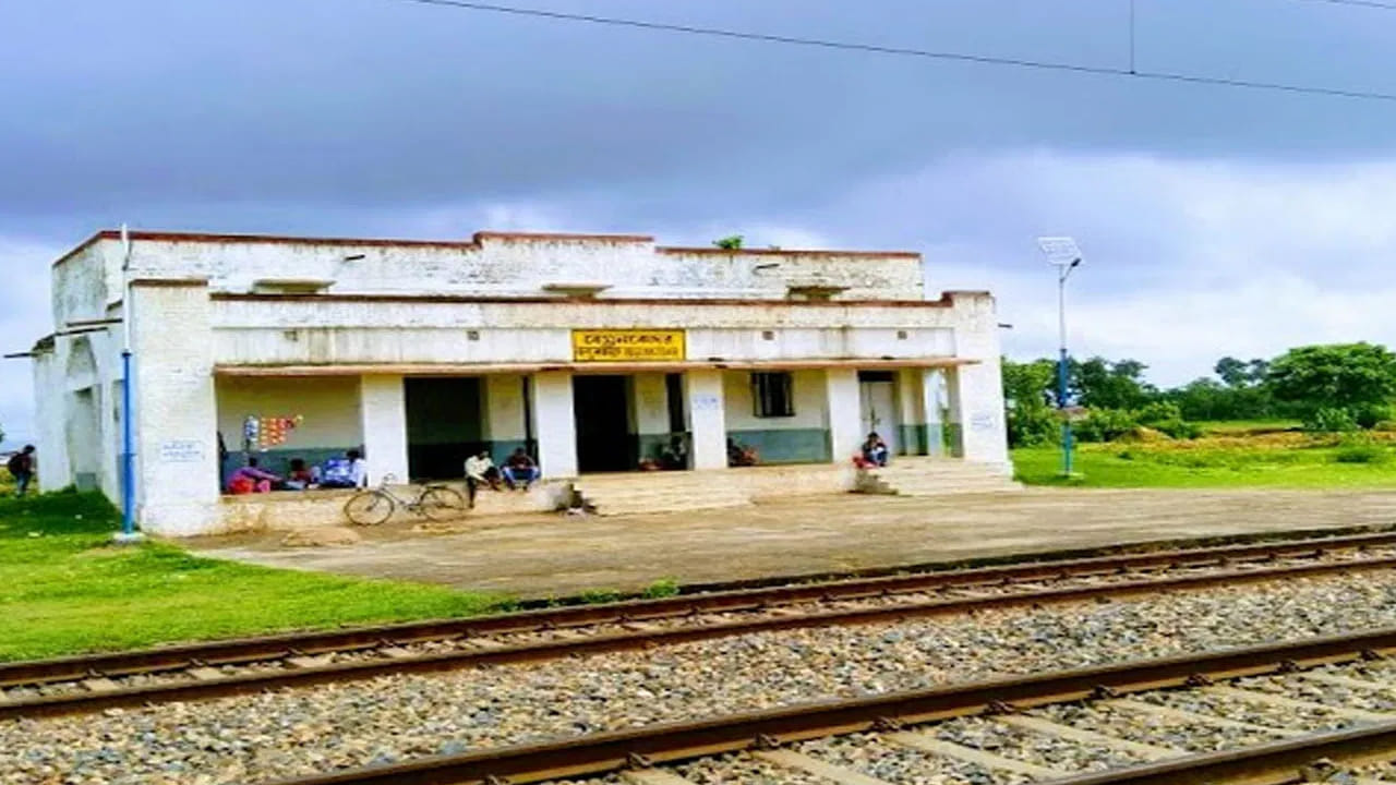 दीर्घकाळ बंद राहिल्यानंतर 2009 साली रेल्वे प्रशासनाने पुन्हा एकदा हे स्टेशन सुरू केले. सुरुवातीला भीतीचे वातावरण कायम असले तरी हळूहळू परिस्थिती सामान्य झाली आणि आता येथे नियमित रेल्वे सेवा सुरू आहे.