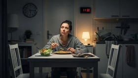 चाळीशीनंतर वजनच कमी होत नाहीये? दुपारनंतरच्या 'या' सवयी बदला.