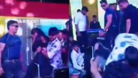 महिला डान्स करत होती, अचानक आला गायक अन् नको तेच केलं, Video पाहून.....