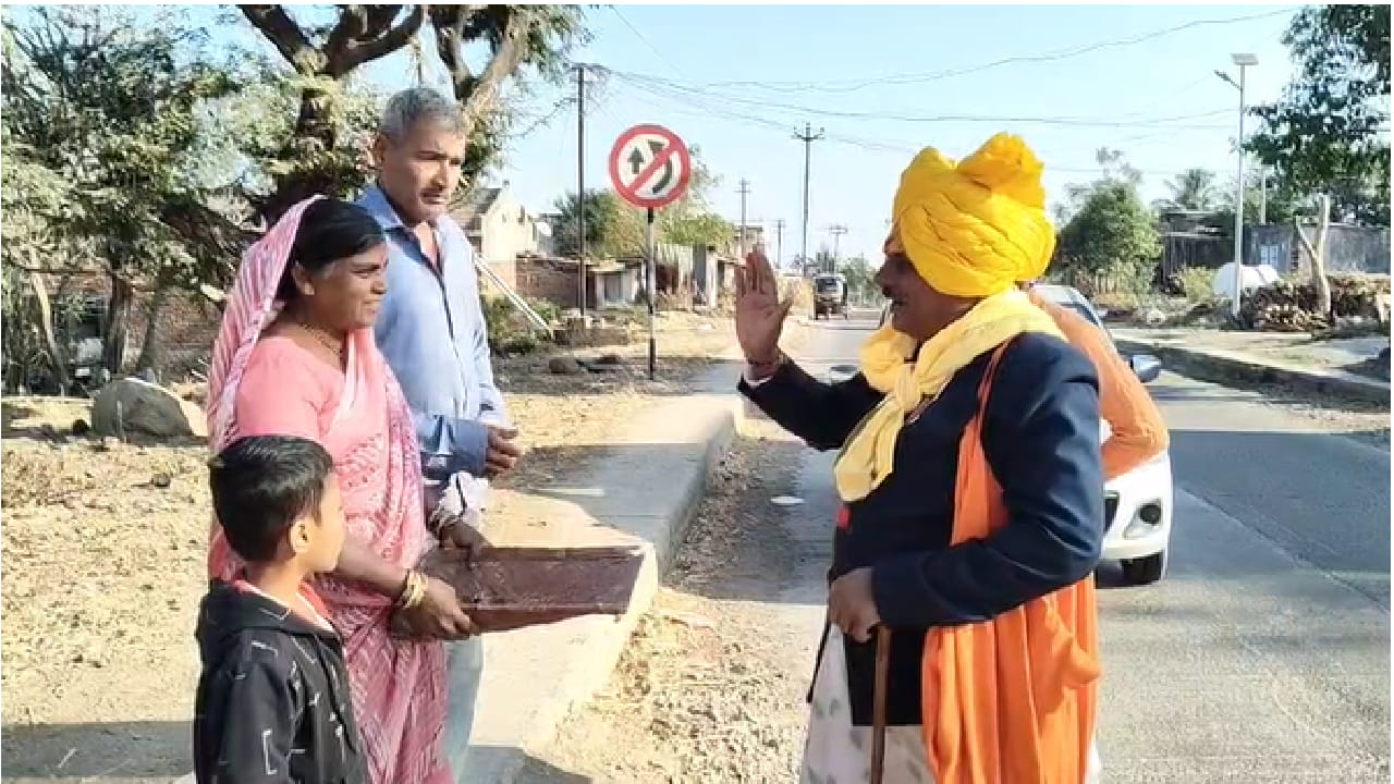 दिवाळीपासून ते गुढीपाडव्यापर्यंत हे कलाकार गावोगावी फिरत देव-देवतांची गाणी सादर करतात. नंदीबैलाला ‘पाऊस पडेल का?’ असा प्रश्न विचारल्यावर मान डोलावत तो ‘पाऊस पडेल’ असा संकेत देतो अशीही पारंपरिक श्रद्धा आहे.