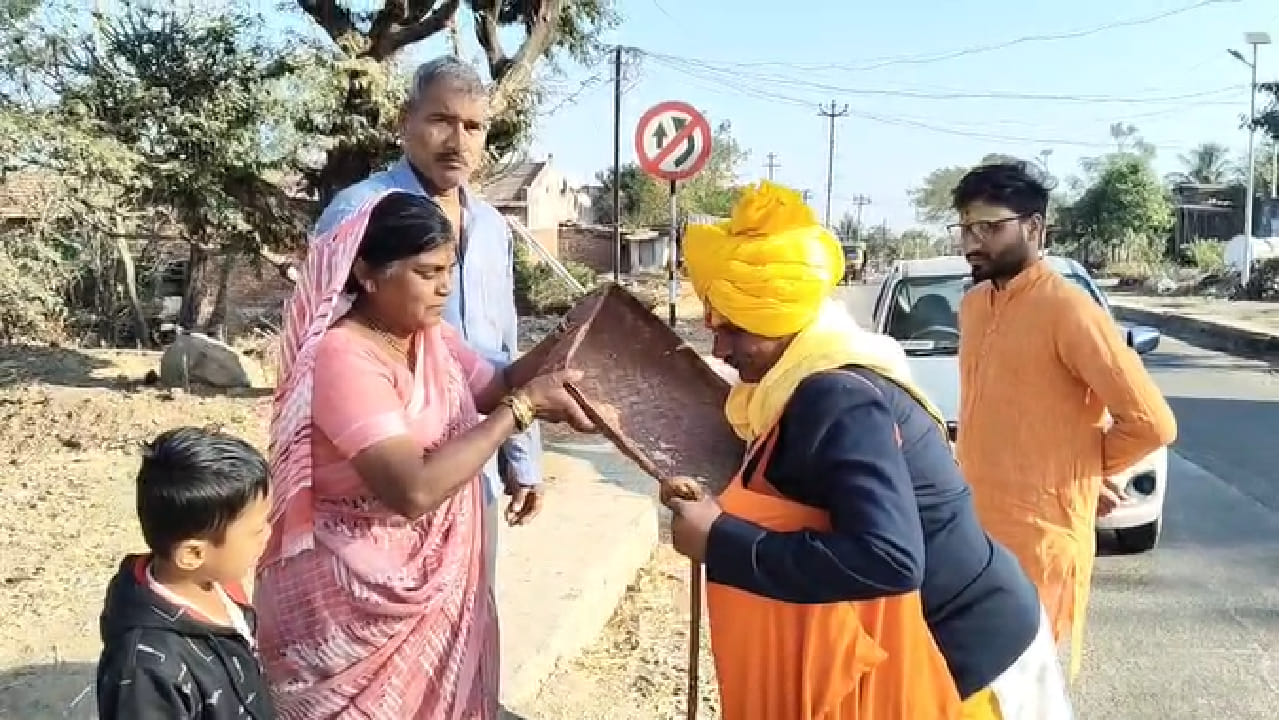 ग्रामीण भागातील लोकांच्या मते पिंगळा, वासुदेव किंवा नंदीबैल गावात फेरी घालून गेल्यास गावातील संकटे दूर होतात, शेतकऱ्यांना सुख-समृद्धी लाभते आणि शेतीला भरघोस उत्पन्न मिळते. त्यामुळे पिंगळा आणि वासुदेवांना दान देणे हे श्रेष्ठ दान मानले जाते.