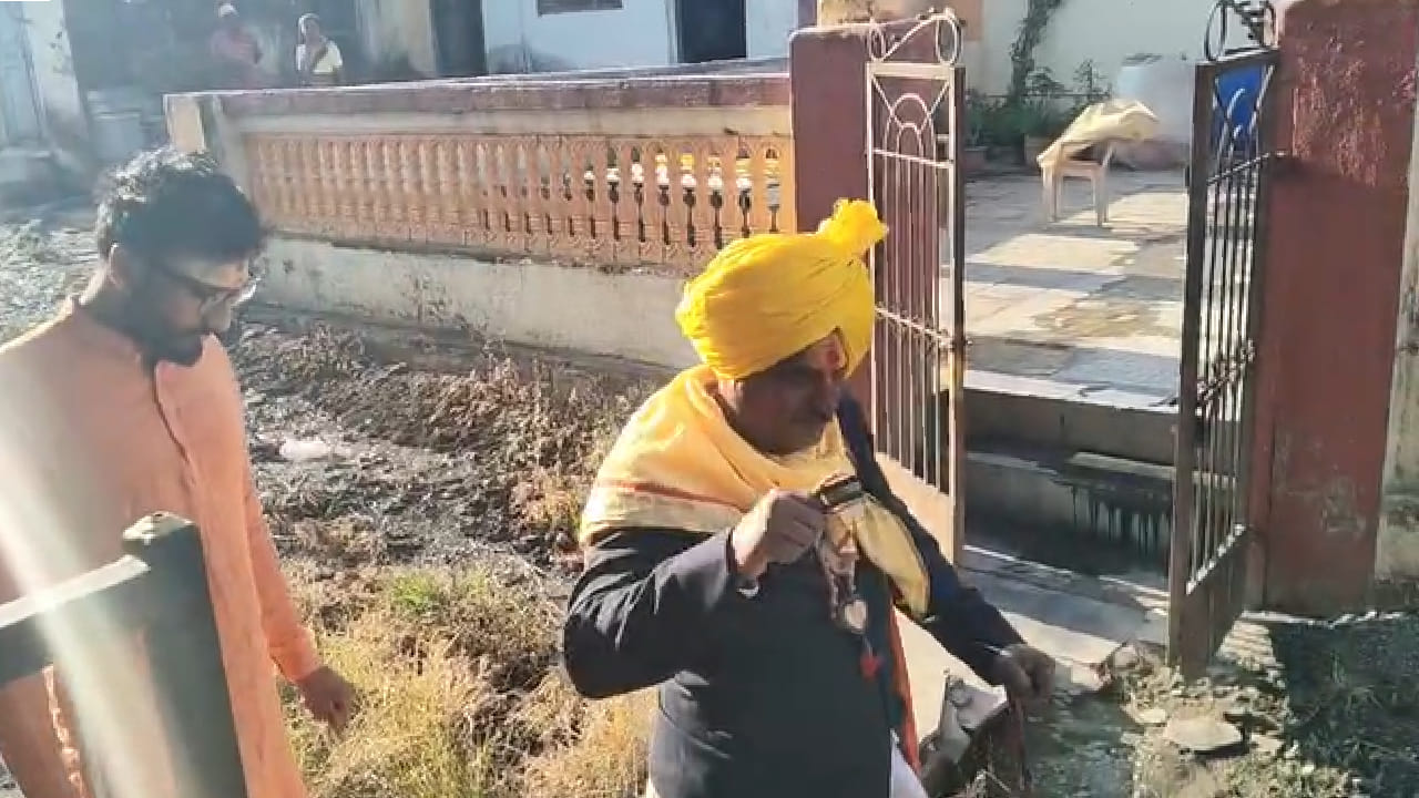 पहाटेच्या वेळी गावोगावी फेरी मारत पिंगळा देव-देवतांची गाणी म्हणत लोकांना जागे करतो. ग्रामीण भागातील माय-माऊली पिंगळारूपी मानवाला देवासमान मानून त्याला ज्वारी, गहू, तांदूळ यांसारखे धान्य तसेच रोख स्वरूपात दान देत आहेत.