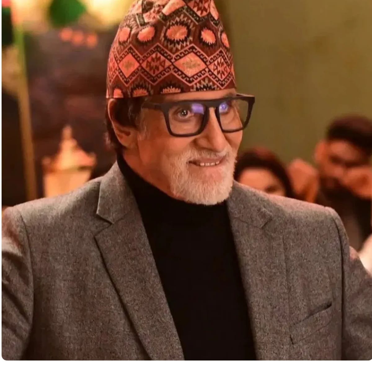 अमिताभ बच्चन यांना महानायक म्हटले जाते. त्यांनी सहा दशकाहून अधिक काळ कमालीचा अभिनय केला असून जगभरात त्यांचे नाव आदराने घेतले जाते. त्यांनी अनेक पुरस्कार पटकावले आहेत. सर्वाधिक राष्ट्रीय पुरस्कार जिंकणारे ते अभिनेते आहेत. त्यांना अग्निपथ, ब्लॅक, पा आणि पिकू सारख्या चित्रपटातील अभिनयासाठी राष्ट्रीय पुरस्काराने गौरवले आहे. 