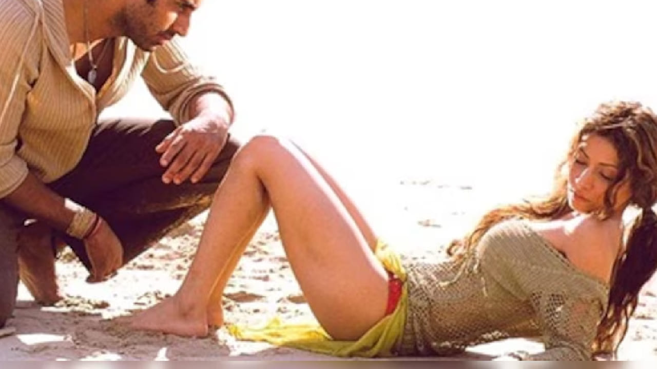 बॉलिवूड चित्रपटांच्या चाहत्यांसाठी आज आम्ही खास चित्रपट घेऊन आलो आहोत. जो मोठ्या अपेक्षांसह प्रदर्शित झाला; मात्र बॉक्स ऑफिसवर रिलीज होताच त्याला ‘डिझास्टर’चा शिक्का बसला. दोन मोठे कलाकार पहिल्यांदाच एकत्र दिसूनही हा चित्रपट प्रेक्षकांना आकर्षित करू शकला नाही.