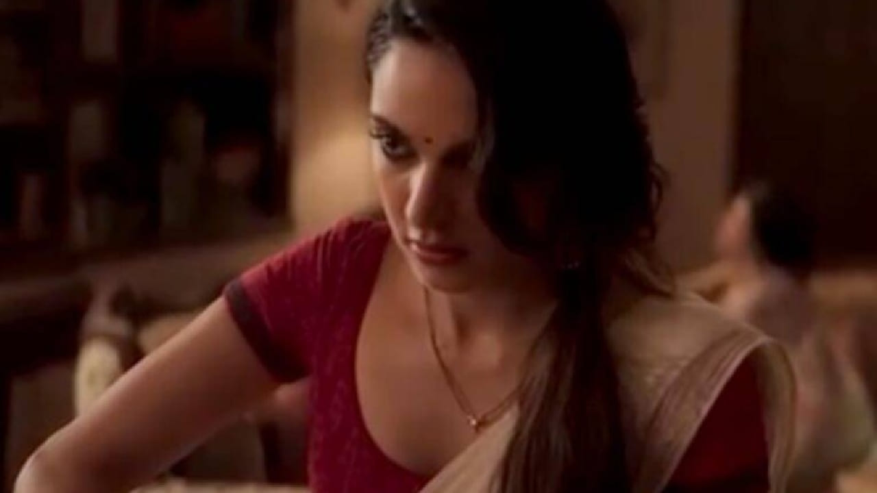 अभिनेत्री कियारा अडवाणी हिने 'लस्ट स्टोरीज' या नेटफ्लिक्सवरील चित्रपटात साकारलेल्या धाडसी सीनमुळे मोठी चर्चा रंगली होती. 