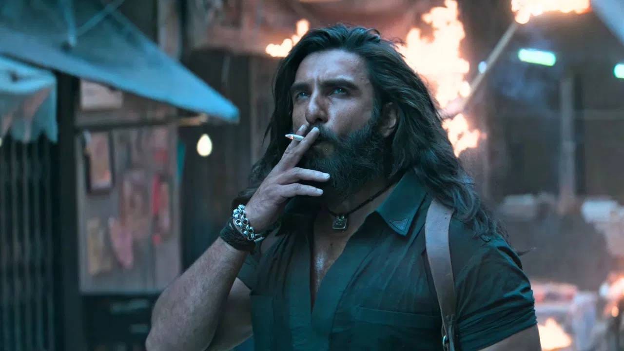 Dhurandhar 2 :  रणवीर सिंहचा 'धुरंधर 2' 19 मार्चला थिएटरमध्ये रिलीज होणार आहे. चाहते आतुरतेने या चित्रपटाची वाट पाहतायत. 18 मार्चला संध्याकाळी 5 वाजता चित्रपटाचा पेड प्रीव्यू ठेवण्यात आला आहे. त्यासाठी Advance बुकिंग जोरात सुरु आहे. 21 कोटी रुपये चित्रपटाने आधीच कमावले आहेत. आता 'धुरंधर 2' ओटीटी प्लॅटफॉर्मवर कधीपर्यंत स्ट्रीम होणार ते जाणून घ्या. 