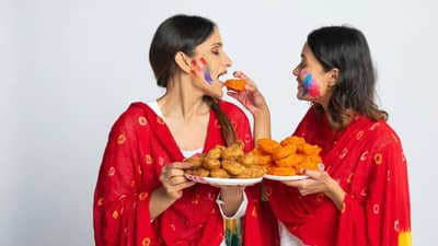 होळीचा सण महाराष्ट्र, बिहार ते कर्नाटक, या खास पदार्थांनी होतो साजरा