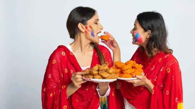 होळीचा सण महाराष्ट्र, बिहार ते कर्नाटक, या खास पदार्थांनी होतो साजरा