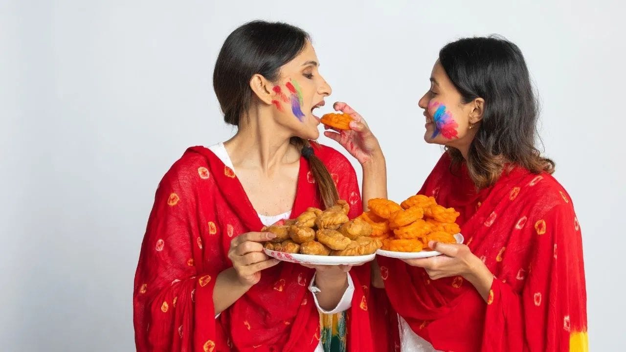 होळीचा सण महाराष्ट्र, बिहार ते कर्नाटक, या खास पदार्थांनी होतो साजरा होळीचा सण महाराष्ट्र, बिहार ते कर्नाटक, या खास पदार्थांनी होतो साजरा