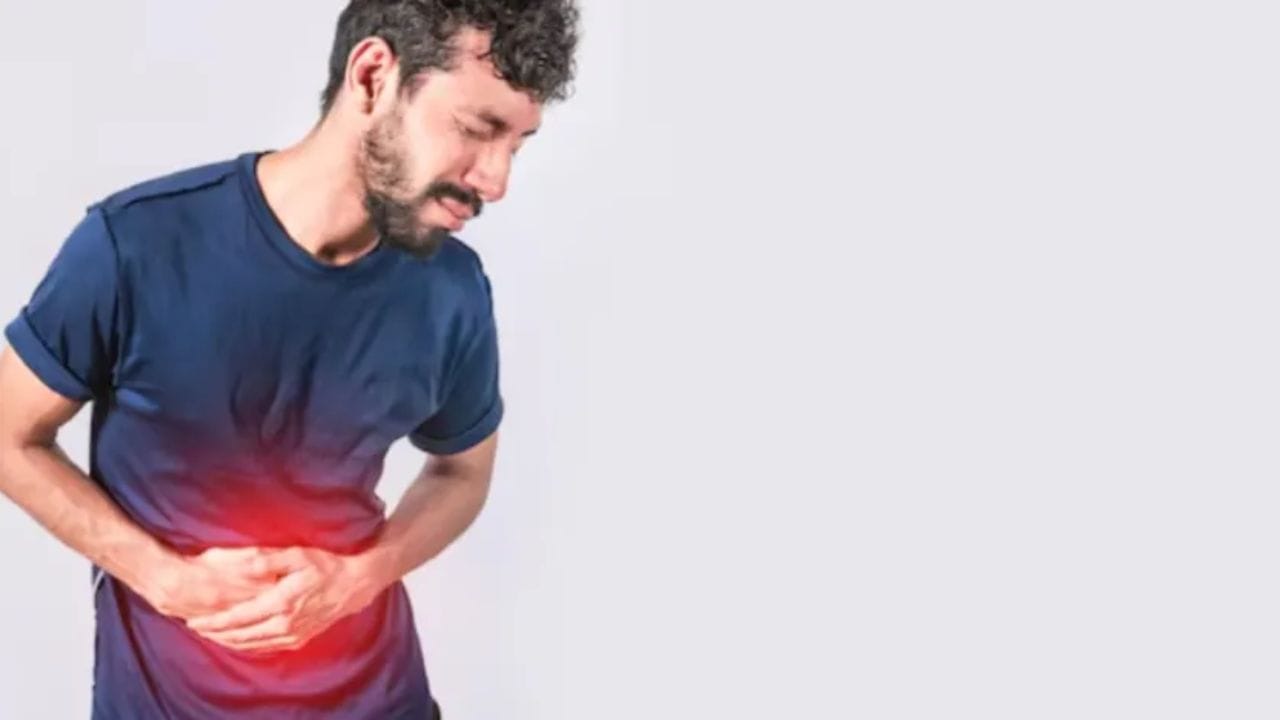 ओव्यात थायमोल नावाचे तत्व असते. जे पोटातील गॅस्ट्रीक ज्युसला सक्रीय करते. जर रात्री जेवल्यानंतर पोटात जडपणा वाटत असेल जेवण पचवण्यास ओवा मदत करतो. पोट फुगी आणि एसिडीटी सारख्या समस्येपासून सुटका करतो. 