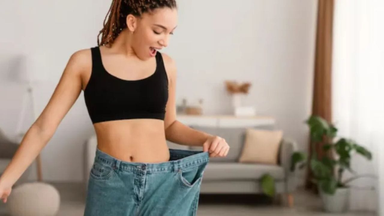 ओव्यात मेटाबॉलिझमला वेगवान करते. रात्री कोमट पाण्यासोबत घेतल्याने शरीरातील चरबी बर्न होण्याची प्रक्रिया चांगली होते. ज्यामुळे वजन नियंत्रणास करण्यास मदत होते. 