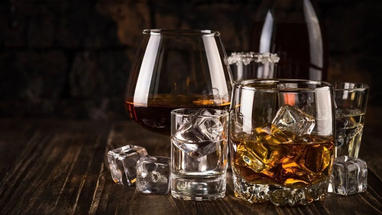 अनेकांना दारु सोडल्यानंतर लागलीच शरीरात सकारात्मक बदल जाणवू लागता. झोप नीट लागते. कमी थकवा जाणवतो आणि एकाग्रता वाढते. मात्र,जास्त मद्यपान करणाऱ्यांना मात्र अचानक दारु सोडली तर त्यांचे हात थरथरणे, चिंता आणि हृदयाचे ठोके वाढणे सारखी लक्षणे जाणवतात अशा स्थितीत वैद्यकील देखरेखीखाली दारु सोडण्याचा सल्ला दिला जात असतो.