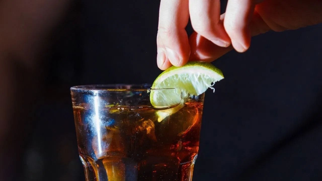 यकृतात एंजाईम हे यकृताच्या पेशींमध्ये आढळणारे प्रथिन असते. जेव्हा यकृताच्या पेशी खराब होतात किंवा सूजतात तेव्हा हे एंजाईल रक्तात येतात. ब्लड टेस्टमध्ये त्यांची पातळी वाढलेली दिसते. नियमित मद्य पिणाऱ्याचे प्रमाण जास्त असते. महिनाभर पिणे बंद केले तर यकृतातील एंजाईमची पातळी कमी होऊ शकते. मात्र, यकृत आधीच खूपच खराब झाले असेल तर उदा. सिरोसिसमध्ये एंजाईमची पातळी लवकर सामान्य होत नाही.