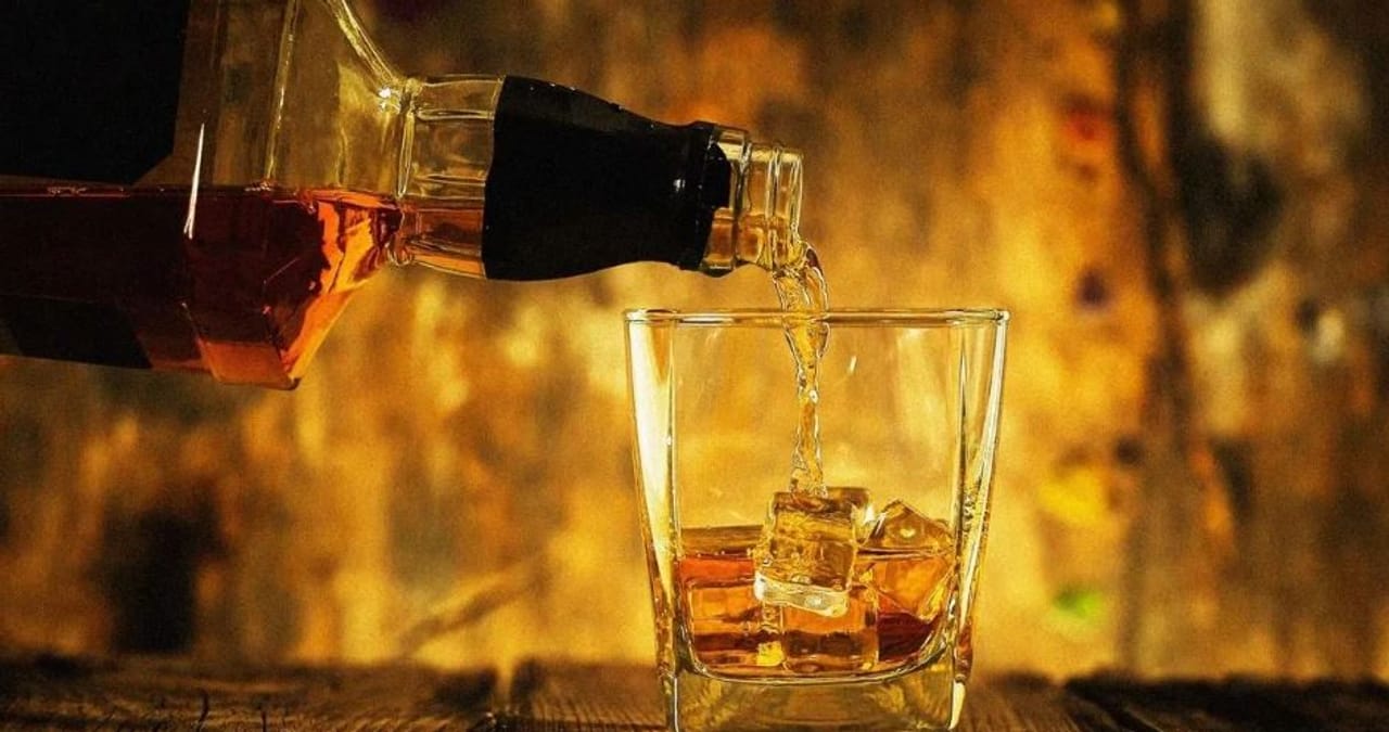 भारतात मद्यपींची कमतरता नाही. लाखो लोक भारतात रोज मद्यप्राशन करतात. त्यामुळेच भारत ही मद्यविक्री व्यवसायासाठी मोठी आणि महत्त्वाची बाजारपेठ आहे. त्यामुळेच अनेक दिग्गज मद्यनिर्मिती कंपन्या भारतात उत्पादन घेण्याच्या प्रयत्नात आहेत. 