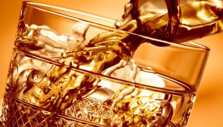 असे असतानाच आता भारतातील मद्यपींना आगामी काळात महागडे आणि ब्रँडेड मद्य प्यायला मिळण्याची दाट शक्यता आहे. अमेरिकेतील Brown-Forman ही प्रसिद्ध मद्यनिर्मिती कंपनी Jack Daniel’s या व्हिस्कीची निर्मिती कतरते. हीच कंपनी आता भारतात आणखी काही ब्रँडेड मद्यांच्या विक्री वाढावी यासाठी प्रयत्न करत आहे. 