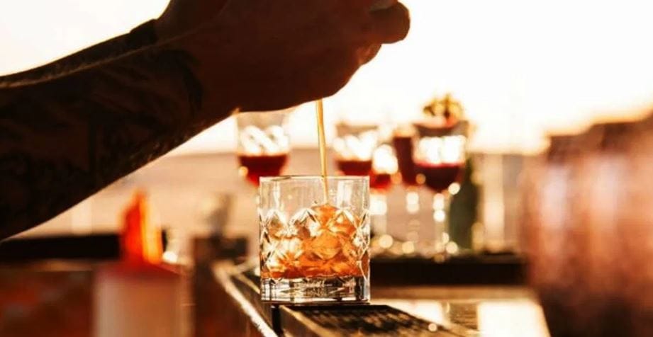 भारतात आता प्रीमियम मद्यांची मागणी वाढत आहे. जास्त लोक महागड्या मद्यांचे सेवन करत आहेत. मद्याच्या बाजारावर लक्ष टेवणाऱ्या IWSR या संस्थेनुसार 2032 सालापर्यंत भारत हा सर्वात मोठा मद्यबाजार म्हणून ओळखला जाऊ शकतो. प्रत्येक वर्षी  1.2 ते 2 कोटी नवे ग्राहक जोडले जातात.