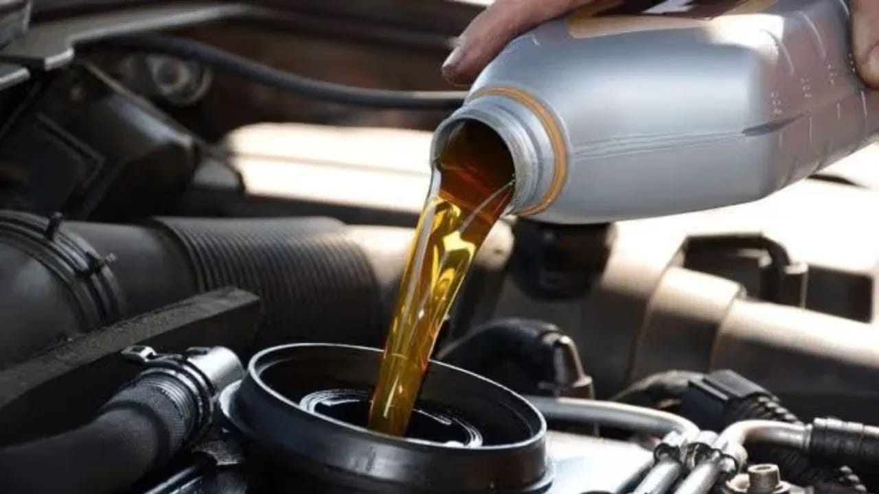 गाडीत क्षमतेपेक्षा जास्त इंधन का भरले जाऊ नये? तोटे काय आहेत? जाणून घ्या गाडीत क्षमतेपेक्षा जास्त इंधन का भरले जाऊ नये? तोटे काय आहेत? जाणून घ्या