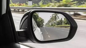 कारच्या Rear View Mirror वरील बटणांचे काम काय? जाणून घ्या.