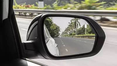 कारच्या Rear View Mirror वरील बटणांचे काम काय? जाणून घ्या