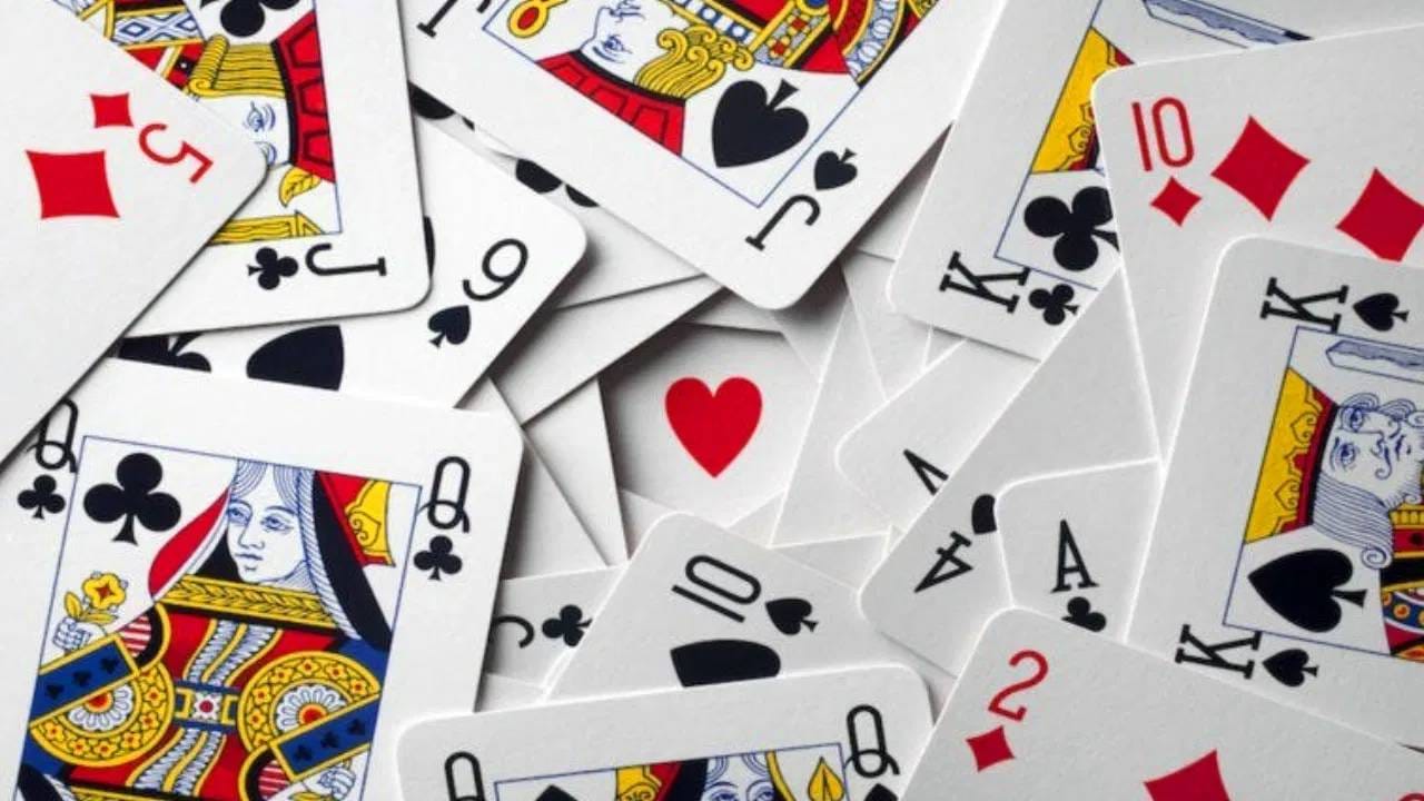 भारतात ही नावं कशी आली ?: आता सर्वात रंजक प्रश्न असा की,  भारतात बदाम, किल्वर, चौकट आणि इस्पिक ही नावं कशी पडली का आली? खरं तर, याचा कोणताही निश्चित पुरावा नाही. पण काही समजुतींनुसार: बदाम – कारण त्याचा आकार पानासारखा दिसतो, चौकट – कारण त्याची रचना फरशीसारखी आहे, इस्पिक – जे काळे पान म्हणून ओळखले जाते आणि कदाचित शक्ती किंवा आज्ञेचे प्रतीक मानलं जातं, तर शेवटचं किल्वर – कारण ते एक हलकं आणि साधं कार्ड आहे, त्याचा संबंध फुलांशी जोडला गेला. हा सर्व केवळ तर्क आणि लोकप्रिय सिद्धांत आहे, यामागे कोणतेही अधिकृत कारण नाही.